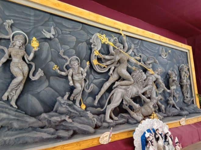পুজোর ক’টা দিন এভাবেই সবকিছু পাল্টে যায়৷ আলো, রঙ, রূপ, বর্ণ, গন্ধ। পাল্টা যায় জীবনের চেনা ছন্দটা৷ মা এসেছে যে৷ ঘরে ঘরে তাই আনন্দ৷