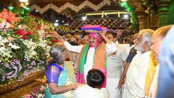 CM Jagan Tirumla Visit: శ్రీవారికి పట్టువస్త్రాలు సమర్పించిన సీఎం జగన్