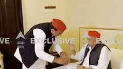 Lucknow: विजय यात्रा से पहले Mulayam के पैर छूकर Akhilesh ने लिया आशीर्वाद| Hindi News