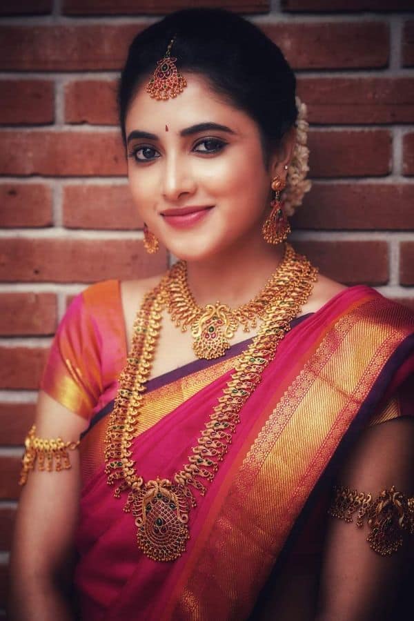 இவளின் குணமோ மனமோ மலருக்குள் இல்லை