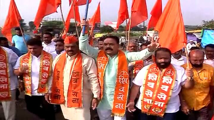 त्यामुळे महामार्गाच्या दोन्ही बाजूला वाहनांच्या लांबच लांब रांगा लागल्या...यावेळी पोलिसांनी सगळ्या शिवसैनिकांना ताब्यात घेतले...आणि महामार्गावरची वाहतूक पूर्ववत केली..