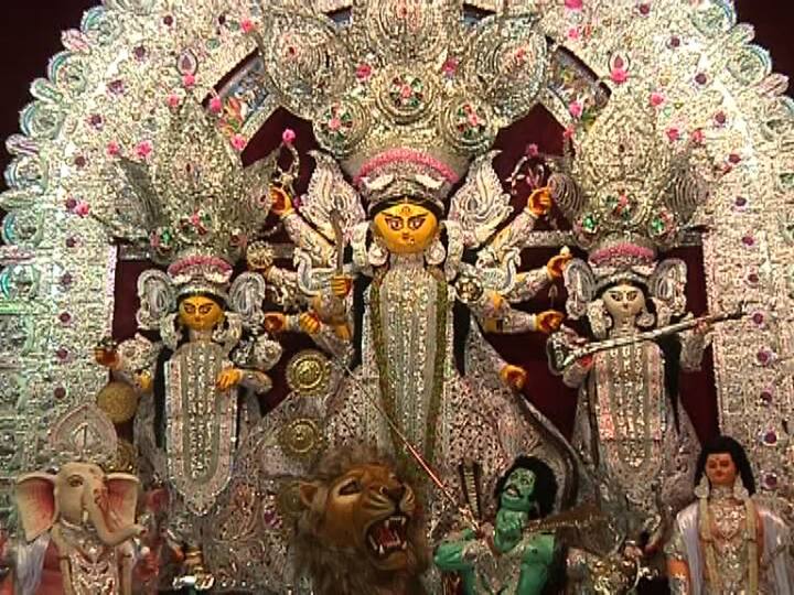 ‘সাবেকিয়ানায় সেরা’ বাগবাজার সর্বজনীন। বারোয়ারি পুজোয় বনেদিয়ানার ছাপ। ঐতিহ্যর সঙ্গে ইতিহাসের মেলবন্ধন। ১০৩ বছরের পুজোর এটাই বিশেষত্ব। সাবেকিয়ানায় সেরার শারদ আনন্দ সম্মান ছিনিয়ে নিল বাগবাজার সর্বজনীনের পুজো।