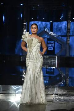 Lakme Fashion Week च्या रँपवर Kareena Kapoor चा जलवा; ऑफ शोल्डर गाऊनमधील दिलखेच अदा