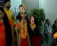 રંગીલા રાજકોટના સ્વામીનારાયણ ચોકના ગરબા: ચોથા નોરતે ખેલાડીએ ગરબે ઘૂમી કરી માની આરાધના, જુઓ તસવીરો