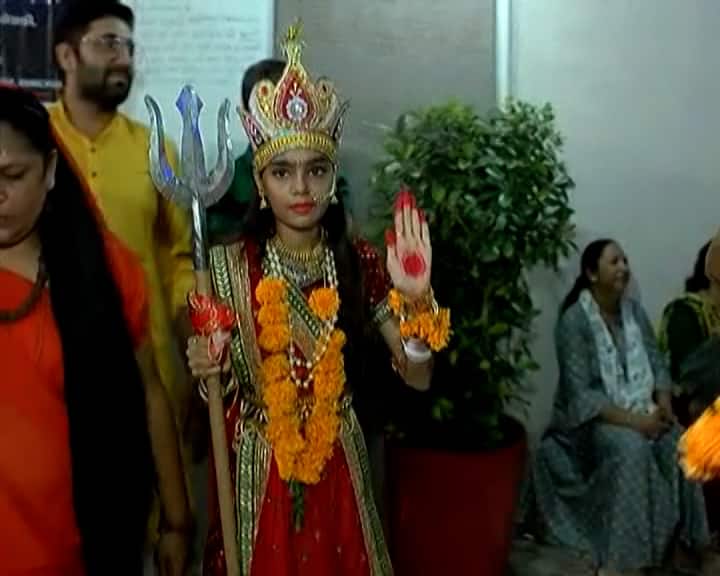 બાળકીઓ માતાજીના વેશભૂષા સાથે ઘૂમી ગરબે