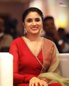 Actress priyanka mohan | புன்னகையும்.. பொன்நகையும்.. அழகாய் ப்ரியங்கா மோகன்..! அசத்தல் புகைப்படங்கள்!