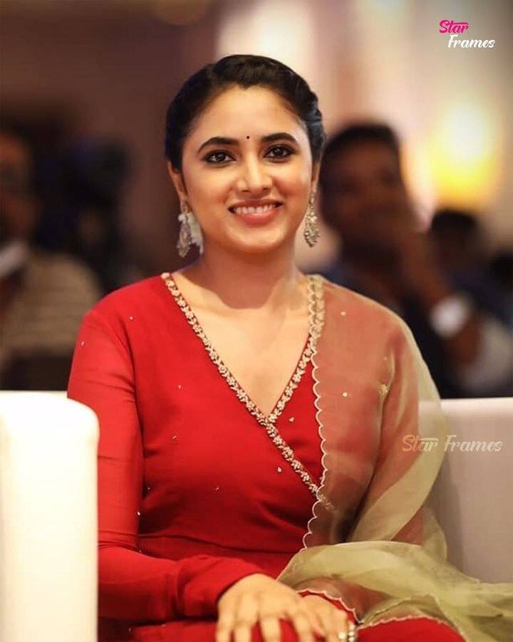 சேலை கட்டும் பெண்ணுக்கொரு வாசம் உண்டு கண்டுக்கொண்டேன் கண்களுக்குள் பள்ளி கொண்டேன்