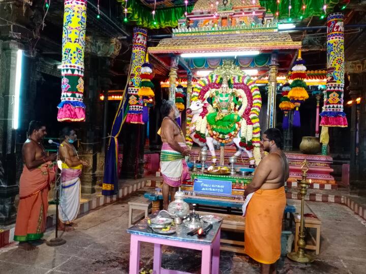 பராசக்தி அம்மன் ரிஷப வாகன அலங்காரத்தில் உள்ள அம்மனுக்கு வேத மந்திரங்கள் முழங்கும் வேதாச்சாரியர்கள்