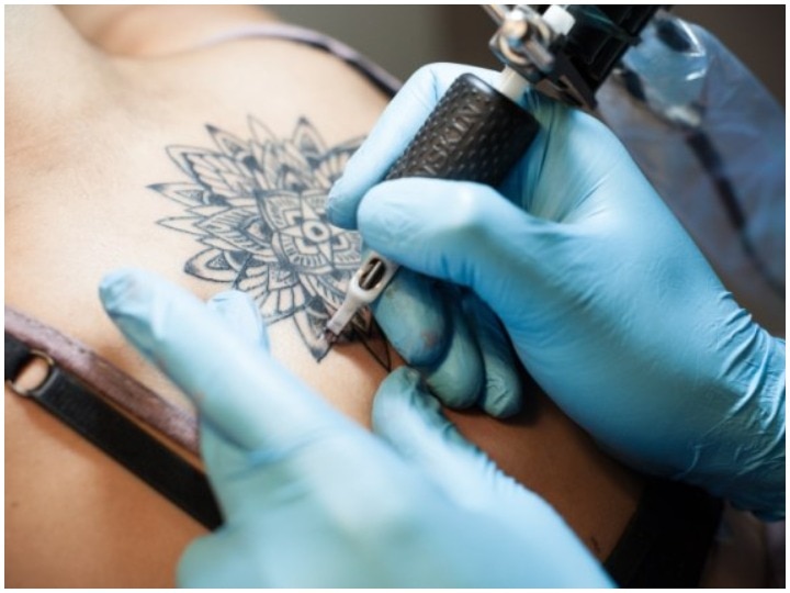 Health Care Tips, There Can Be Disadvantages Of Getting A Tattoo And  Disadvantages Of Tattoos | Health Care Tips: Tattoo बनवाने के हैं शौकीन? तो  सेहत पर पड़ सकता है बुरा असर,