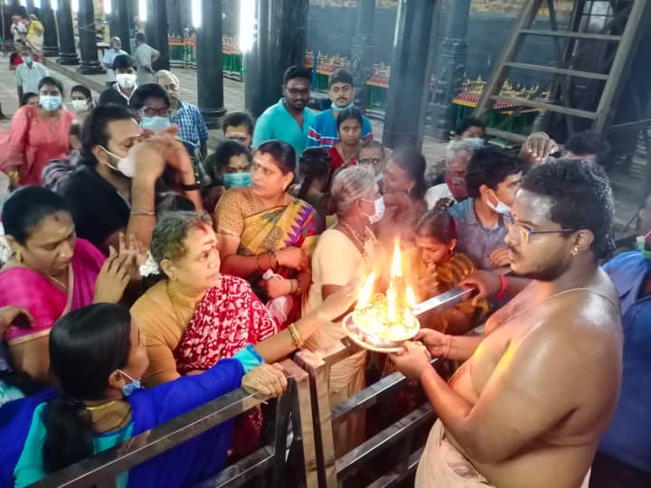 8.பக்தர்களுக்கு தீபாரதனை