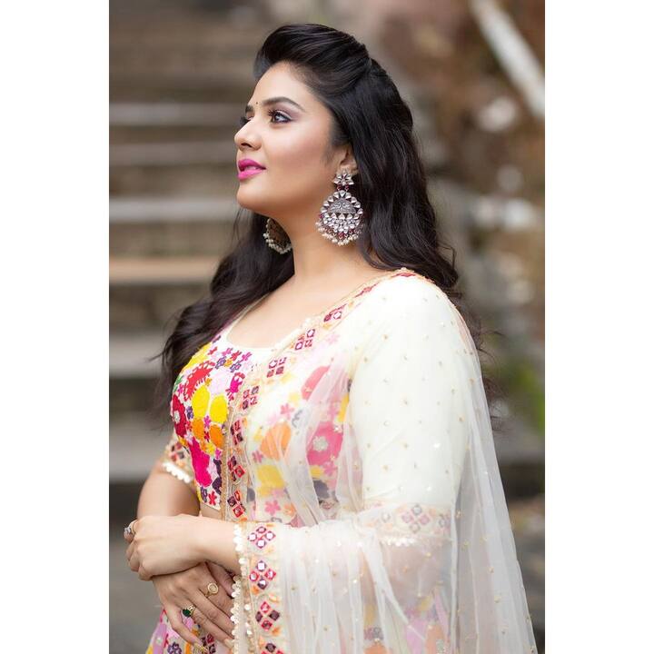 (Image credit: Instagram) ప్రముఖ టీవీ ఛానెళ్లలో దసరా ప్రత్యేక కార్యక్రమాలకు యాంకరింగ్ చేస్తూ మధ్యలో ఫోటో షూట్ కూడా తీయించుకుంది.