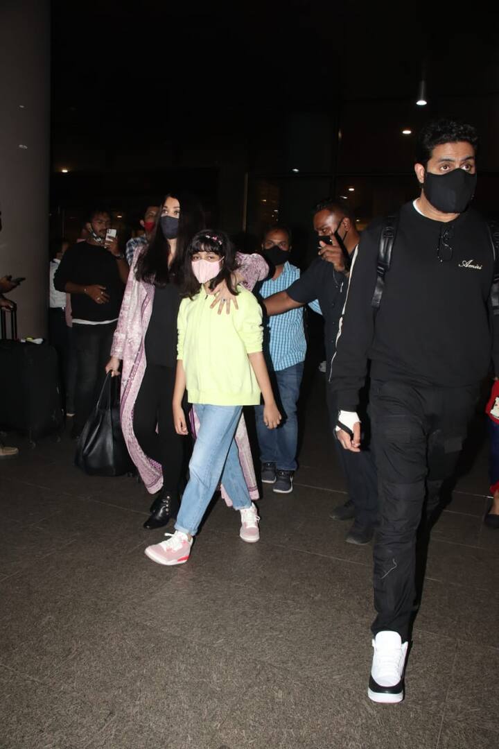 सामने आई तस्वीरों में आप देख सकते हैं कि हमेशा की तरह इस दौरान भी आराध्या मम्मी ऐश्वर्या से चिपकी दिखाई दे रही थीं. (Photo Credit: Manav Manglani)