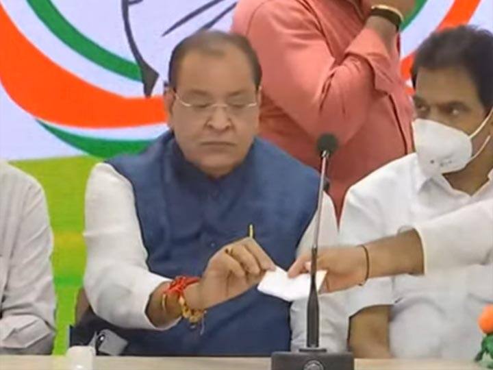 Uttarakhand Elections: Uttarakhand BJP leader Yashpal Arya along with his son MLA Sanjeev joins Congress Uttarakhand Election: ઉત્તરાખંડમાં ભાજપને મોટો ઝટકો, કેબિનેટ મંત્રી પદેથી રાજીનામું આપીને આ નેતા કોંગ્રેસમાં થયા સામેલ