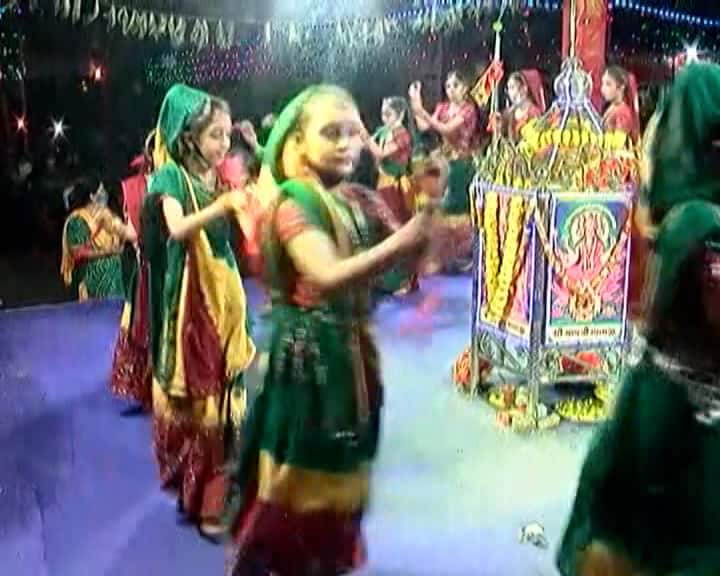 બે તાળી ત્રણ તાલી સહિતના ગરબા સ્ટેપ સામે ખેલૈયાઓએ મચાવી ધૂમ