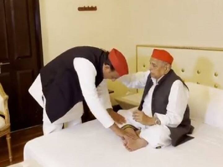 UP Election 2022: कल से शुरू होगी सपा की 'विजय यात्रा', अखिलेश यादव ने पिता मुलायम सिंह के पैर छूकर लिया आशीर्वाद