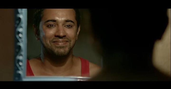 மூத்தோன் படத்தை கீது மோகன் தாஸ் எழுதி இயக்கினார். அதுவரை ரொமாண்டிக் ஹீரோ பிம்பம் கொண்டிருந்த நிவின் பாலிக்கு வேறொரு பிம்பத்தைக் கொடுத்தது இந்த படம்.