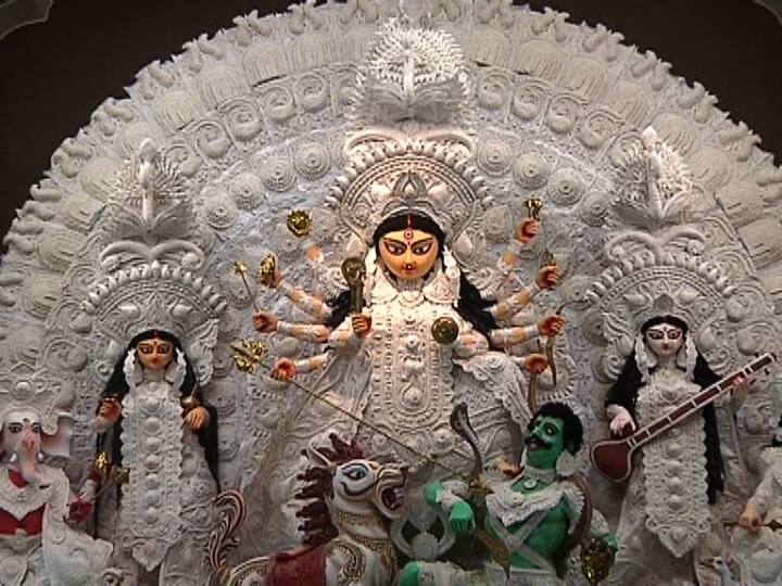 ‘শারদ-আবহে সেরা’ রাজডাঙা নব উদয় সঙ্ঘ। পুজো বলতে আমরা যা বুঝি মেলা, আড্ডা, হইচই -- তার সমস্তটাই ফুটিয়ে তোলা হয়েছে রাজডাঙা নব উদয় সঙ্ঘের মণ্ডপে। দুর্গা এখানে ডাকের সাজে। ৩৮তম বর্ষে পুজোর থিম কোলাজ। মণ্ডপ জুড়ে শরতের আবহ তৈরি করে শারদ আবহে সেরার আনন্দ সম্মান পেল রাজডাঙা নব উদয় সঙ্ঘ।
