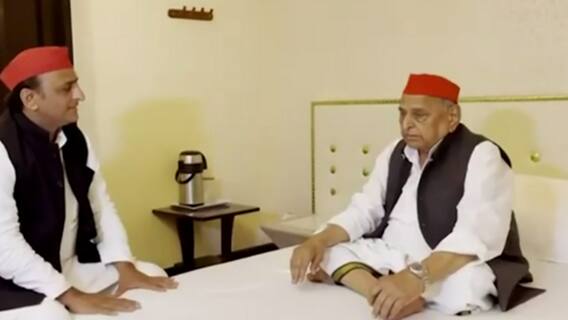 UP Elections : यात्रा पर निकलने से पहले Akhilesh Yadav ने लिया पिता Mulayam Singh Yadav का आशीर्वाद