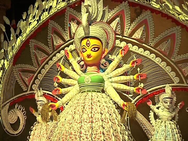 ৯৫ পল্লি : কৃষি আইন, কৃষক আন্দোলন, কৃষকমৃত্যু --- সোনার ফসল মুখে তুলে দেন যাঁরা তাঁদের ঘিরেই এখন আবর্তিত হচ্ছে জাতীয় রাজনীতি। যোধপুর পার্কের ৯৫ পল্লির পুজোমণ্ডপ জুড়েও শুধুই কৃষকদের কথা। এবার তাদের থিম ‘অস্তিত্ব’। দেবী দুর্গা এখানে শাকম্ভরী রূপে অবস্থান করছেন। মণ্ডপসজ্জায় গুরুত্ব পেয়েছে কৃষক পরিবারে ব্যবহৃত নানা জিনিস। কৃষক জীবনের নানা চালচিত্র ফুটিয়ে তোলা হয়েছে মাতৃমণ্ডপে। এই ভাবনার জোরে দায়বদ্ধতায় সেরার শারদ আনন্দ সম্মান পেল ৭২ বছরের এই পুজো