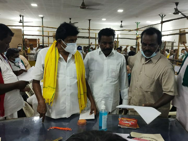 கரூரில் திமுக அதிமுகவினர் இடையே கடும் தள்ளுமுள்ளு - வாக்கு எண்ணிக்கை 1 மணி நேரம் நிறுத்தம்