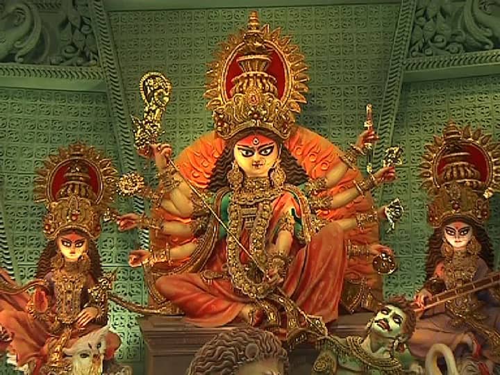 কেষ্টপুর মাস্টারদা স্মৃতি সঙ্ঘের পুজো এবার উনসত্তরতম বছরে পা দিল। তাদের থিম অপটিক ইলিউশন বা দৃষ্টিভ্রম। মণ্ডপে মজুত স্যানিটাইজার, মাস্ক। চেক করা হচ্ছে দর্শকদের টেম্পারেচার।