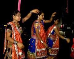 છઠ્ઠે નોરતે શેરી ગરબાની ધૂમ, સુરતના શેરી ગરબામાં ખેલાયા થયા ગુલતાન, જુઓ તસવીરો