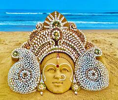 Dussehra Festival 2021: పూరీ తీరంలో గవ్వలతో అమ్మవారు... సైకత శిల్పి సుదర్శన్ పట్నాయక్ రూపకల్పన