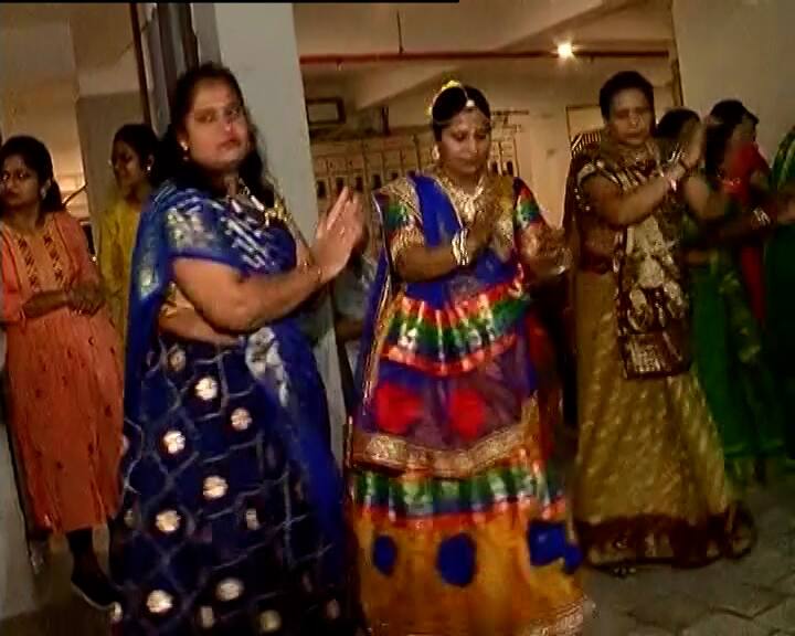 રાજકોટની સુંદરમ સૌસાયટીના ગરબાના રંગ, સખી સહેલી સાથે મનમૂકી યુવતીઓ ગરબે ઘૂમી
