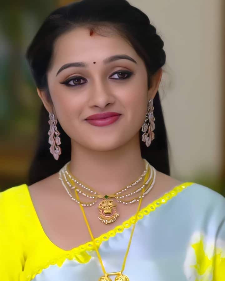 అందం అభినయంతో తెలుగు పేక్షకులను ఆకట్టుకుంటుంది.(Image Credit/ Aishwarya Instagram)