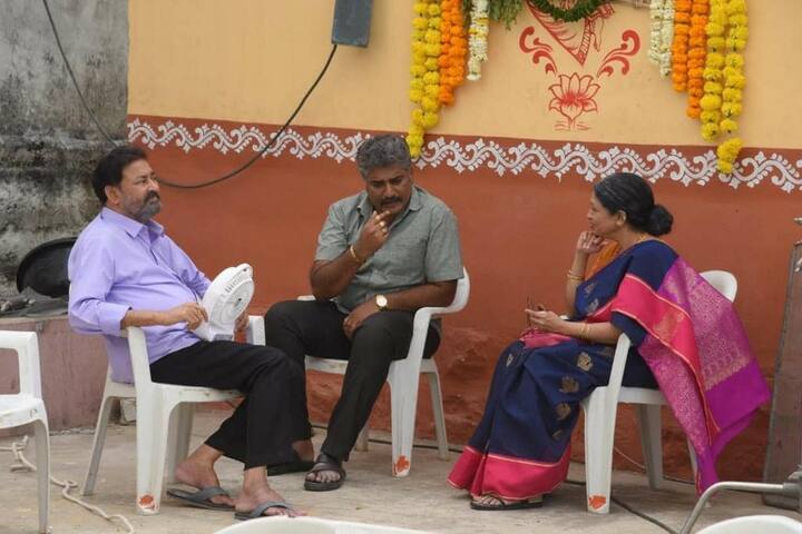 నాగ చైతన్య, సాయి పల్లవి, డైరెక్టర్ శేఖర్ కమ్ములతో పాటు సహచర నటులతో కలిసి ఉన్న ఫొటోలను రాజీవ్ అభిమానులతో పంచుకున్నాడు. (Photo Credit/Rajeev kanakala Facebook)