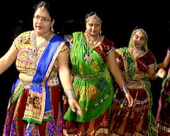 છઠ્ઠે નોરતે શેરી ગરબાની ધૂમ, સુરતના શેરી ગરબામાં ખેલાયા થયા ગુલતાન, જુઓ તસવીરો