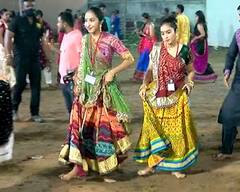 Navratri 2021 : વડોદરામાં છઠ્ઠા નોરતાની ધૂમ, યુવા હૈયુ ટ્રેડિશનલ લૂકમાં ગરબે રમવા નીકળ્યુ, જુઓ તસવીરો.......