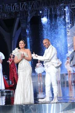 Kareena Kapoor Khan Age-Shamed, Trolled Brutally For Flaunting Post-Pregnancy Body At Lakme Fashion Week 2021