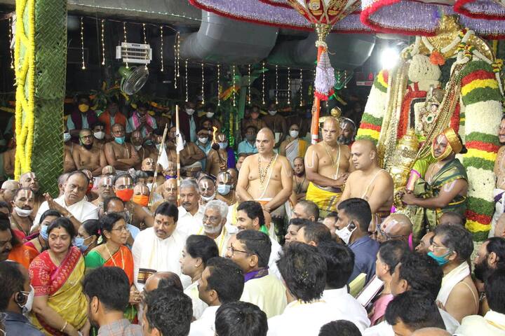கொரோனா காரணமாக மாட வீதியில் சுவாமி உலா ரத்து செய்யப்பட்டது