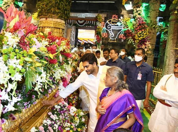 CM YSJaganMohanReddy: తులాభారం మొక్కు తీర్చుకున్న ముఖ్యమంత్రి