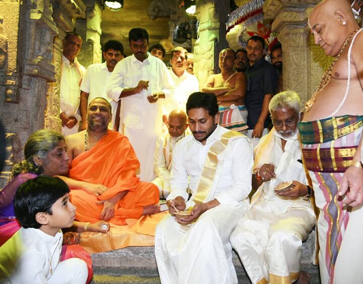ఉదయం తిరుమ‌ల శ్రీ వేంకటేశ్వర‌స్వామి దర్శనం చేసుకున్నారు ముఖ్యమంత్రి శ్రీ వైయస్‌.జగన్‌