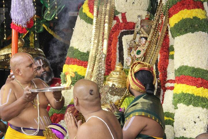 நான்காம் நாளான நேற்று காலை கற்பக விருட்ச வாகனத்தில் மலையப்ப சுவாமி பக்தர்களுக்கு அருள்பாலித்தார்