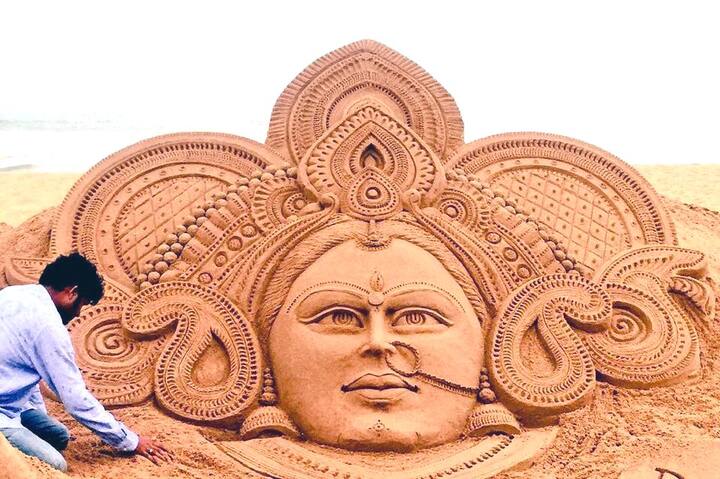 దేవీ నవరాత్రుల సందర్భంగా ఈ సైకత శిల్పాన్ని రూపొందించినట్లు సుదర్శన్ పట్నాయక్ తెలిపారు. (Photo Credit/Sudarsan Pattnaik Twitter)