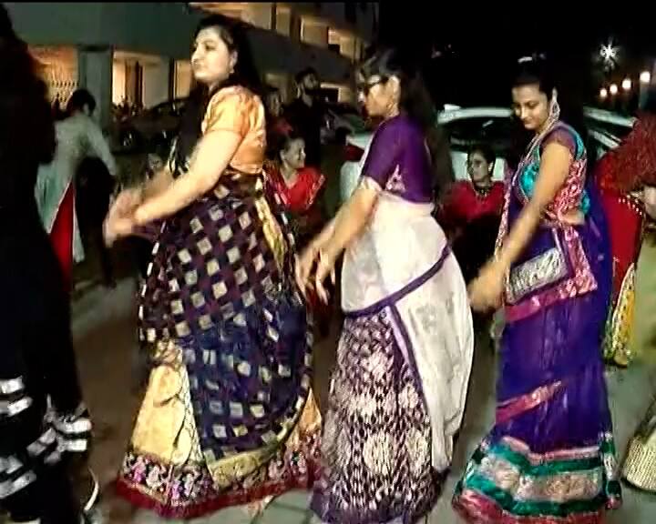 નોરતાના નવલી રાત્રે મહિલાઓ ગરબા રમીને કરી માની આરાધના