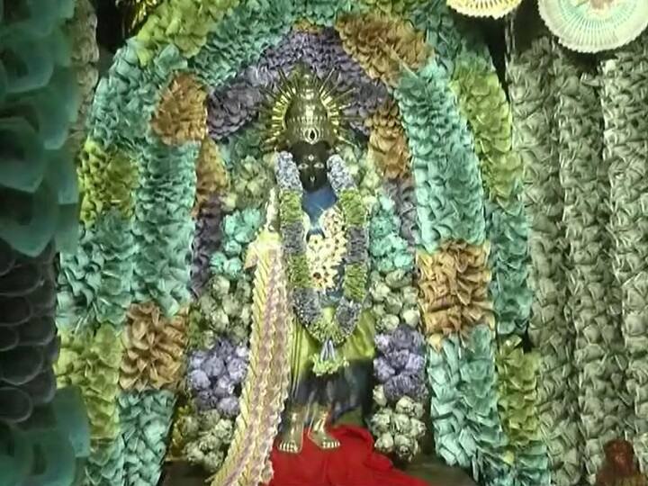 Telangana: godess temple decorated with new notes of more than 4 crore rupees, people are surprised to see the grandeur ann तेलंगाना: 4 करोड़ से ज्यादा रुपयों के नए नोटों से सजाया गया माता का मंदिर, भव्यता देख हैरान हो रहे लोग