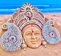 Dussehra Festival 2021: పూరీ తీరంలో గవ్వలతో అమ్మవారు... సైకత శిల్పి సుదర్శన్ పట్నాయక్ రూపకల్పన