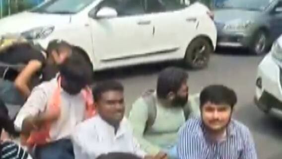 સુરત: ABVPએ રસ્તાઓ બ્લોક કરીને વિરોધ પ્રદર્શનો શરુ કર્યા, જુઓ ગુજરાતી ન્યુઝ