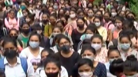 સુરત: VNSGUમાં ABVPના ધરણા, જવાબદાર પોલીસકર્મીઓને સસ્પેન્ડ કરવા માંગ