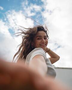 नीली बिकिनी में Alia Bhatt ने दिखाई अदाएं, खुद को बताया चमकता सितारा