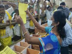 கரூரில் திமுக அதிமுகவினர் இடையே கடும் தள்ளுமுள்ளு - வாக்கு எண்ணிக்கை 1 மணி நேரம் நிறுத்தம்