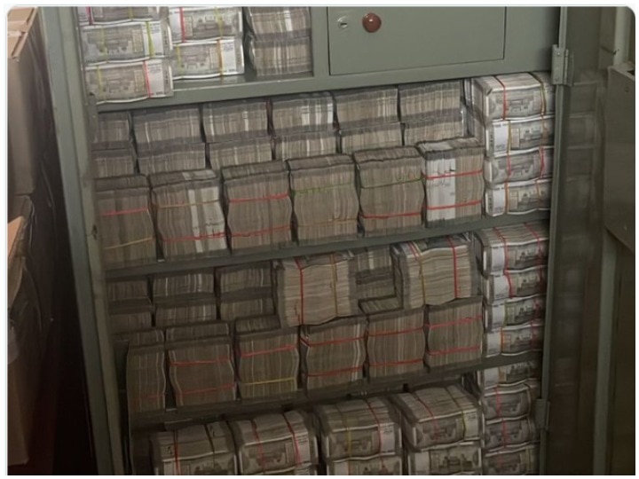 This Almirah Has Over Rs 142 Crore Stuffed In It Know What Is Case Rs 142 Crore Kept In A Cupboard Stashed With Bundles Of Notes Photo Goes Viral Know The Whole Story