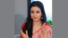 Koel Mallick Saree Pics: খোলা চুল, লাল টিপ আর লাল পাড় সাদা শাড়িতে অপরূপা কোয়েল মল্লিক