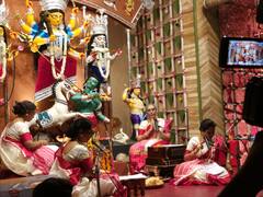 Durga Puja 2021: মহিলা পুরোহিতের হাতে দেবীবন্দনা, ৬৬ পল্লীতে পৌরহিত্য করছেন চার নারী