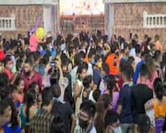 Covid 19 : উৎসবের আবহে সর্বত্র থিকথিকে ভিড়, মাস্কহীন মুখের সারি ; কপালে চিন্তার ভাঁজ চিকিৎসকদের !