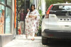 सूती प्रिंट का सूट पहने दिखीं Sara Ali Khan, मैचिंग हरी चूड़ियों पर अटक गया फैंस का दिल